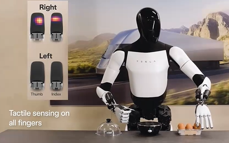 人形机器人拿鸡蛋画面