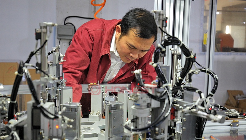 工程师调试设备