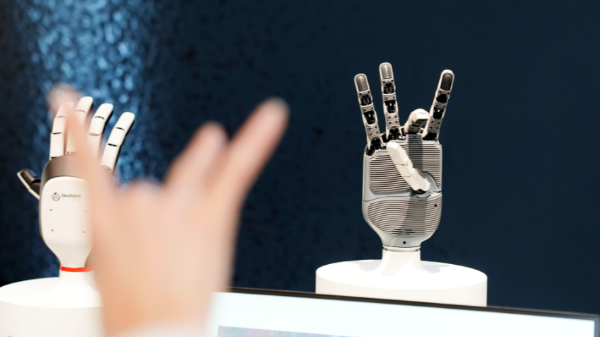 人形机器人灵巧手自由度越多，越需要什么样的电机？